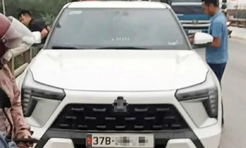 VIDEO: Người đàn ông lao xuống sông tìm kiếm cô gái trẻ nghi để lại ô tô nhảy cầu tự tử