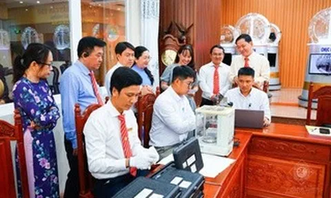 Xổ số Cần Thơ kiểm tra các quả banh quay số để khẳng định tính minh bạch