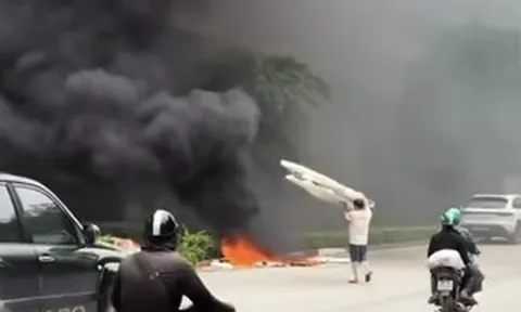 Xử phạt người đốt rác khói đen bao trùm cầu Thăng Long