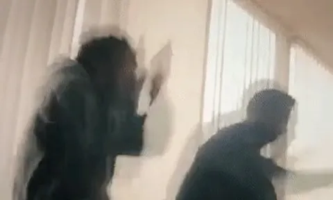 2 nam diễn viên rơi khỏi cửa kính khi thực hiện cảnh quay nguy hiểm