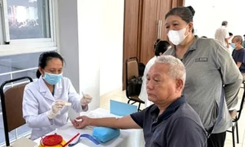 TPHCM: Người dân phường Xuân Hòa được bác sĩ đến khám tận nhà