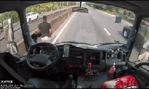 Danh tính tài xế bỏ xe, lao qua dải phân cách ôm bé gái giữa quốc lộ, công an đã liên hệ