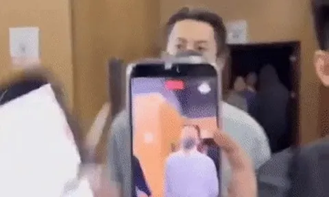 Diễn viên Vương Hạc Đệ tức giận, hất văng điện thoại của người hâm mộ