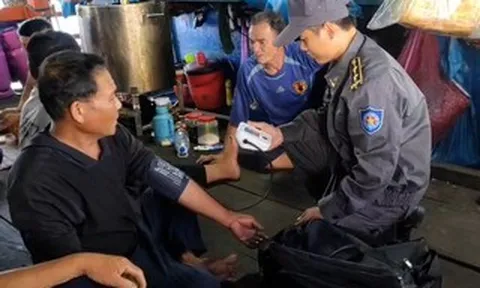 Tàu Kiểm ngư 475 cứu 36 ngư dân gặp nạn trên vùng biển Trường Sa