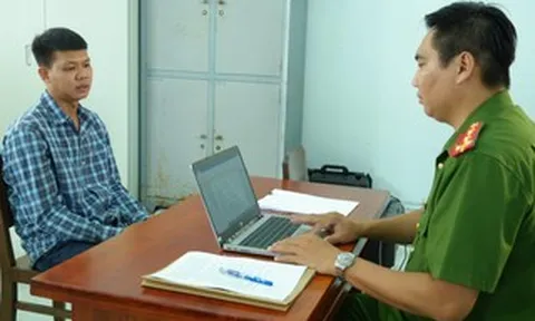 Bất ngờ bị đâm giữa đường, nam thanh niên chạy được một đoạn rồi gục tại chỗ