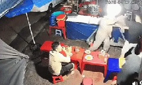 Phẫn nộ thanh niên hành hung, nhổ nước bọt vào cụ bà phục vụ quán ăn khuya: Công an vào cuộc