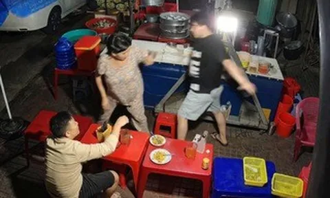 CLIP: Phẫn nộ cảnh thanh niên đánh cụ bà đang phục vụ tại quán ăn khuya