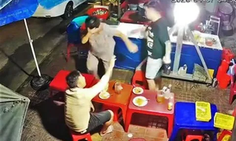 Công an vào cuộc vụ thanh niên đánh cụ bà trong quán ăn khuya ở Gia Lai