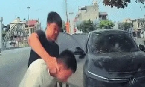 Người đàn ông bị túm áo, bóp cổ giữa đường: Công an truy tìm tài xế ô tô
