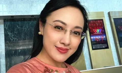 BTV Hoài Anh VTV trẻ đẹp tuổi U50, 'Kỳ nữ' Mộng Tuyền khoe giọng hát