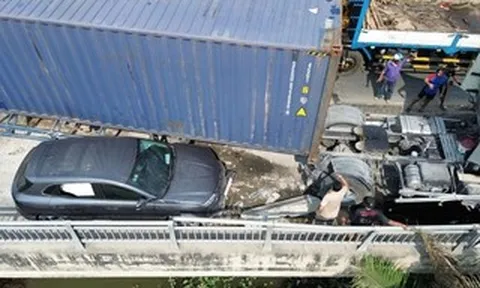 TPHCM: Tai nạn trên đường Võ Chí Công, CSGT nỗ lực giải toả ùn ứ