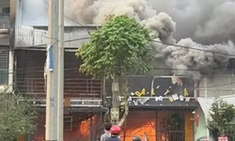Nhà hàng cháy lớn, lửa lan sang 3 ngôi nhà bên cạnh