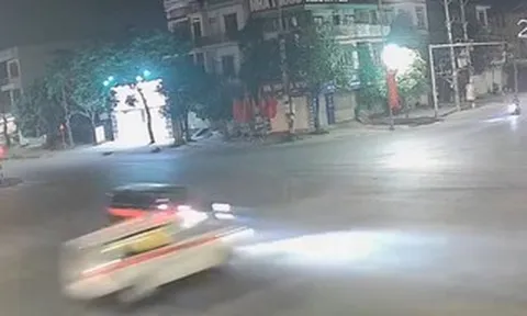 VIDEO: Xe cứu thương chở nhiều người bị lật sau khi tông xe bán tải ở ngã tư