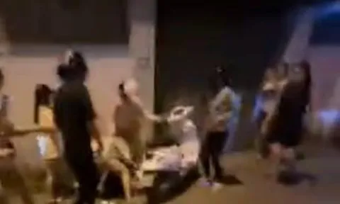 Công an vào cuộc vụ 2 nhóm phụ nữ đánh nhau, nhiều người vây quanh quay clip