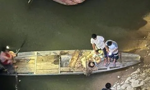 Người đàn ông lao xuống sông cứu sống người mẹ ôm con nhỏ nhảy cầu tự tử