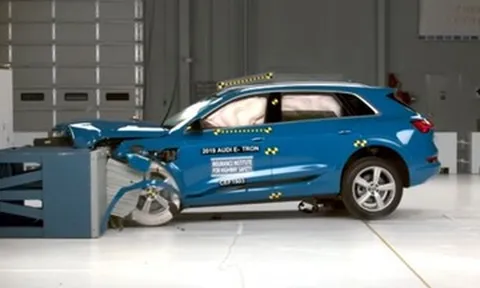 Vì sao xe điện thường đánh bại xe xăng trong các bài thử nghiệm va chạm?