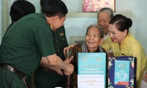 Thăm, tặng quà người có công với cách mạng tại TPHCM