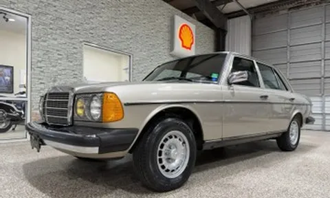 Xế cổ Mercedes 300D Turbo 40 năm tuổi vẫn nguyên bản, mới đến khó tin