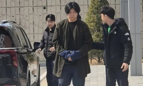 Nam ca sĩ 55 tuổi xin lỗi, rời công ty sau bê bối chất cấm