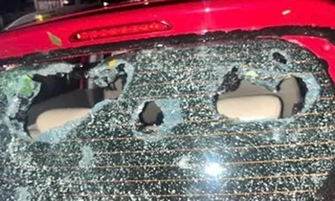VIDEO: Mưa đá to bằng nắm tay xuyên thủng mái tôn, kính ô tô làm nhiều người bị thương