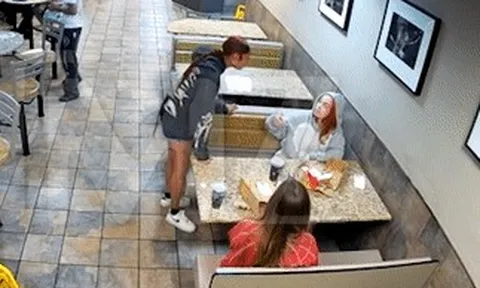 Nữ ca sĩ 26 tuổi bị fan tấn công, tát thẳng vào mặt trong quán ăn