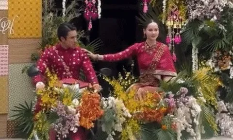 Tài tử vạn người mê gây sốt với màn rước dâu bằng xe máy kéo