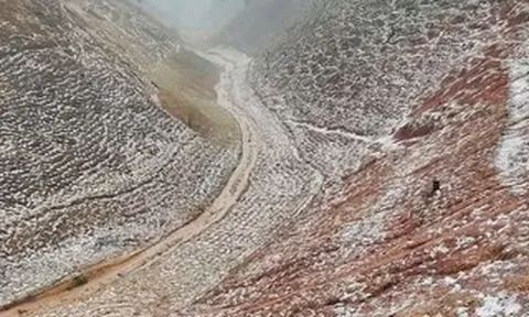 VIDEO: Mưa đá phủ trắng đồi núi