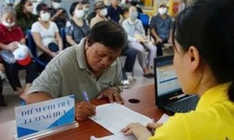 Người hưởng lương hưu mong nhận chế độ trước kỳ nghỉ lễ 30-4