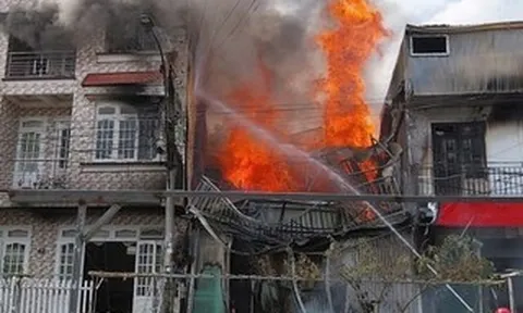 CLIP: Cháy lớn thiêu rụi ngôi nhà ven suối ở Đà Lạt