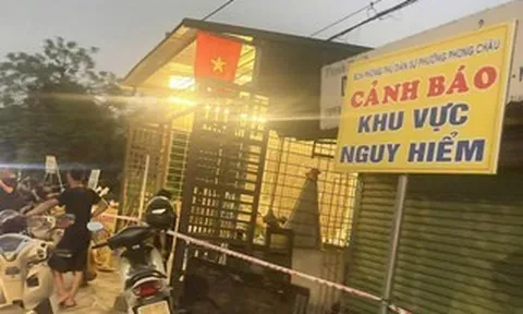 Nhà của 11 hộ dân có nguy cơ sụt xuống sông, chính quyền họp khẩn