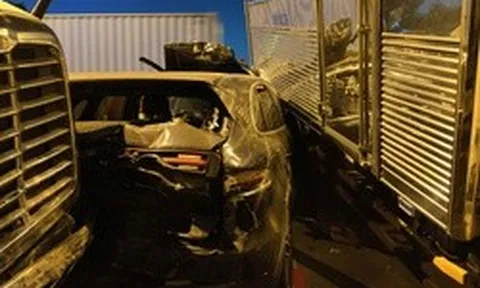 TP.HCM: Xe Porsche cùng 5 xe tải tông liên hoàn, cầu Phú Mỹ ùn tắc nhiều giờ