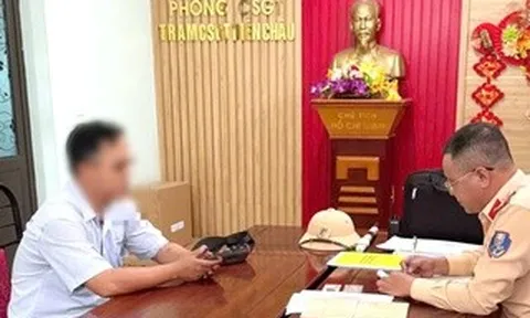 CLIP: Xe tải cố tình vượt đèn đỏ đường sắt, tông hỏng gác chắn