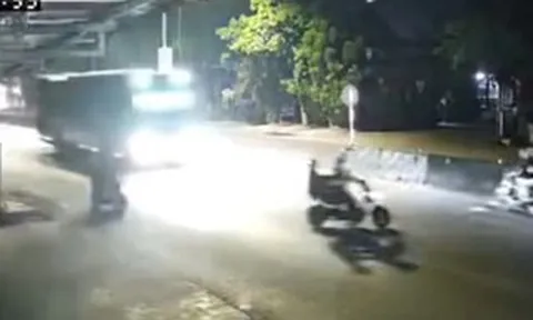 VIDEO: Qua đường thiếu quan sát, xe máy điện chở 2 người bị xe khách tông