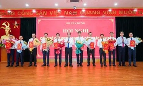 Bộ trưởng Xây dựng trao quyết định điều động, bổ nhiệm 11 cán bộ chủ chốt cấp vụ, cục
