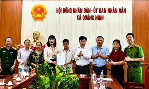 Trao giấy khai sinh cho "liệt sĩ" trở về sau 45 năm lưu lạc