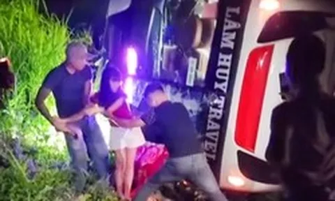 Xe khách chở hơn 40 người lật nghiêng khi xuống dốc ở Lào Cai