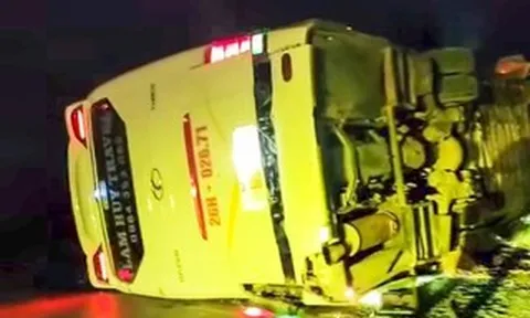 Mất phanh, xe khách chở 39 người bị lật khi xuống dốc