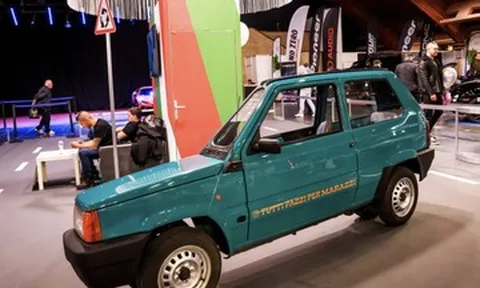 Độc lạ chiếc Fiat Panda xẻ đôi, tạo thành ô tô nhỏ nhất thế giới, chỉ rộng 50cm