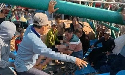 Ngạt khí dưới hầm tàu cá, hai anh em nguy kịch