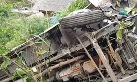 Hiện trường vụ xe khách chở 25 người lao xuống vực sâu 100m ở Sơn La