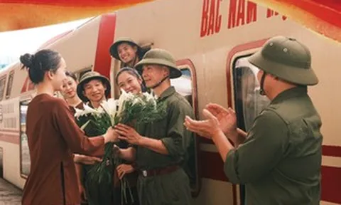 Chạm vào ký ức trên chuyến tàu "Hà Nội 5 cửa ô" dịp 
 30-4, 1-5