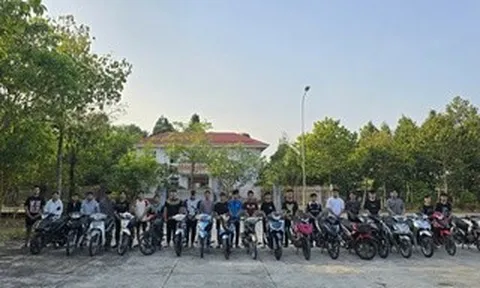 Dàn xe lạng lách trên Quốc lộ 50, hàng chục thanh niên bị mời làm việc