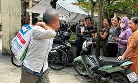 Người dân mang bao tải đựng tiền đền bù đất dự án Olympic