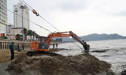 Cận cảnh trục vớt xác xe tăng vùi sâu dưới bãi biển Quy Nhơn