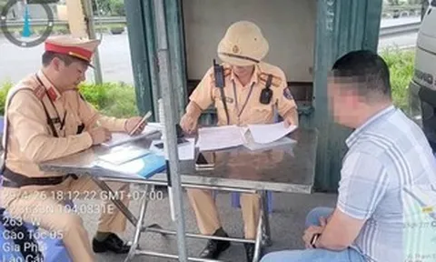 Vi phạm nồng độ cồn bị tước giấy phép lái xe, một cán bộ xã vẫn lái xe trên cao tốc