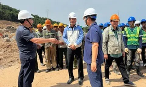 Lãnh đạo ngành điện sát cánh người lao động trên các công trình thi công xuyên lễ 30-4, 1-5