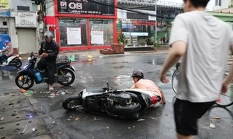 Người chạy xe máy té ngã, rác bủa vây chợ Thủ Đức sau cơn mưa lớn