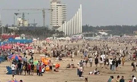 Gần 200.000 lượt khách tắm biển Vũng Tàu, 28 trẻ bị lạc được tìm thấy