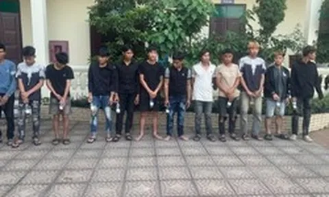 Bắt và khám xét nơi ở của ông chủ trả lương cho công nhân theo cách thức rất lạ
