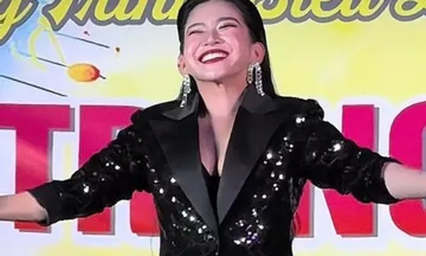 Nghệ sĩ Bình Tinh gây tranh cãi vì mặc sexy hát cổ nhạc